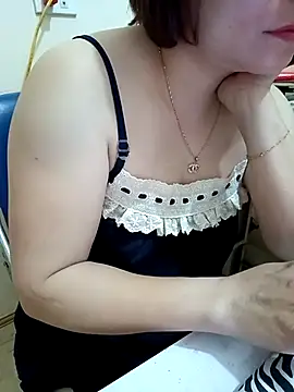 SingleeMomm online show from March 18, 3:37 pm