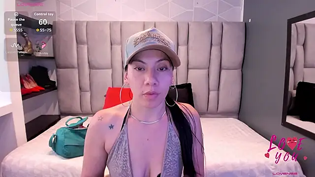 Snapshot of Abril_Fox__ chatting on June 6, 7:29 pm Abril Fox online show from June 6, 7:29 pm