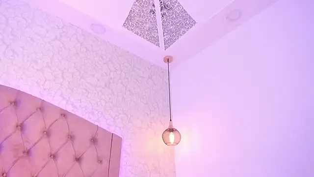 saraa joness  online show from June 22, 7:22 pm