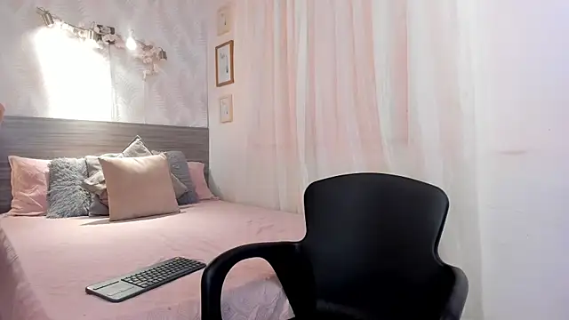 KarolyneLune online show from June 4, 6:58 pm