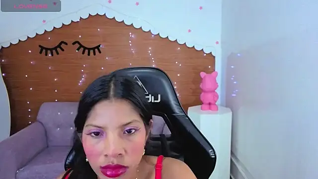 Snapshot of emily_smith_t chatting on June 5, 7:30 pm emily smith t online show from June 5, 7:30 pm
