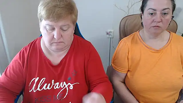 Snapshot of Lindy-Jeanie chatting on June 4, 6:52 am Lindy-Jeanie online show from June 4, 6:52 am