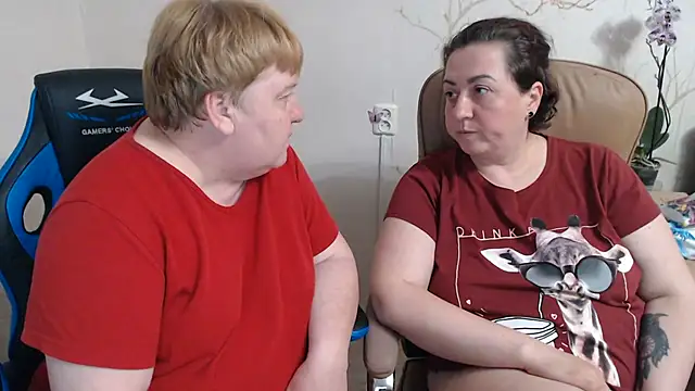 Snapshot of Lindy-Jeanie chatting on June 4, 6:58 pm Lindy-Jeanie online show from June 4, 6:58 pm