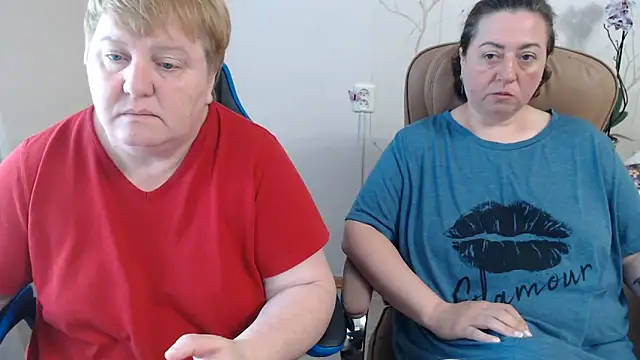 Snapshot of Lindy-Jeanie chatting on June 7, 7:01 am Lindy-Jeanie online show from June 7, 7:01 am