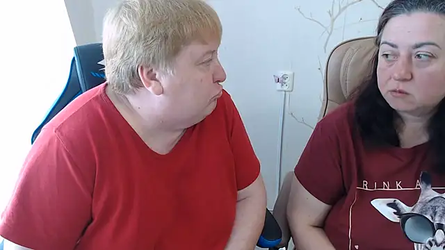 Snapshot of Lindy-Jeanie chatting on June 11, 8:56 am Lindy-Jeanie online show from June 11, 8:56 am
