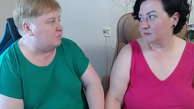 Snapshot of Lindy-Jeanie chatting on June 16, 4:42 pm Lindy-Jeanie online show from June 16, 4:42 pm