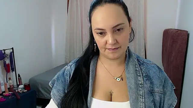 Snapshot of Veroniicabbw_ chatting on July 11, 2:31 pm Veroniicabbw online show from July 11, 2:31 pm