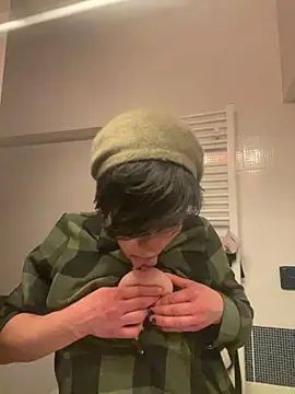 DtPORNBITCH online show from April 13, 12:27 am