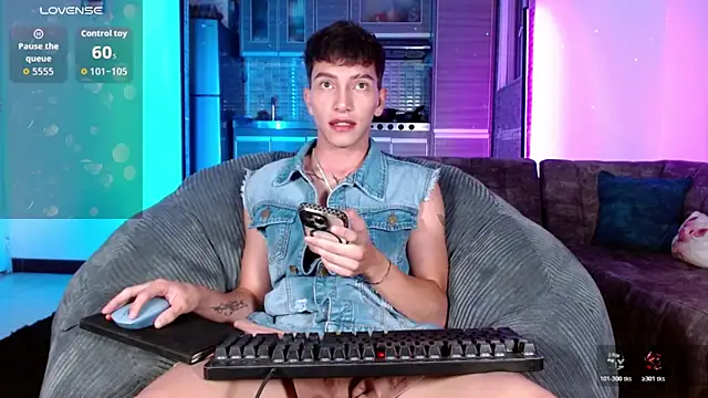Snapshot of tiam_muller_fenix chatting on July 11, 11:28 pm tiam muller fenix online show from July 11, 11:28 pm