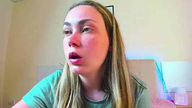 MelanieCuty online show from June 15, 5:53 am