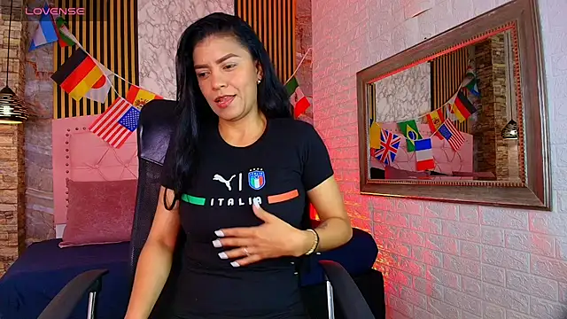 Snapshot of AishaCambell_ chatting on June 16, 11:24 am AishaCambell online show from June 16, 11:24 am