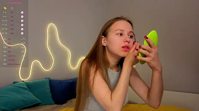 Snapshot of Emma_dream_ chatting on June 14, 1:47 am Emma dream online show from June 14, 1:47 am