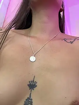 Snapshot of AliciaRoux chatting on June 25, 7:18 pm AliciaRoux online show from June 25, 7:18 pm