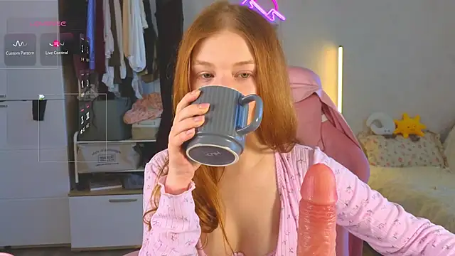 Snapshot of GoldenSunBunny chatting on June 8, 7:31 am GoldenSunBunny online show from June 8, 7:31 am