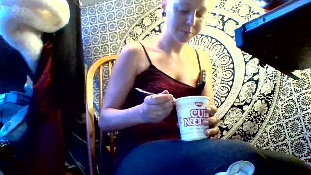 Snapshot of Ambionce chatting on May 15, 5:47 am Ambionce online show from May 15, 5:47 am