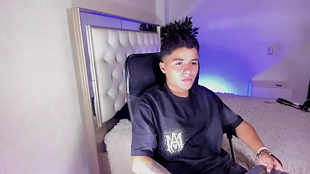 Snapshot of Liam_Dustin chatting on May 30, 8:17 pm Liam Dustin online show from May 30, 8:17 pm