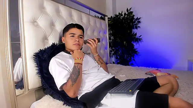 Snapshot of Liam_Dustin chatting on May 31, 8:32 pm Liam Dustin online show from May 31, 8:32 pm