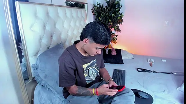 Snapshot of Liam_Dustin chatting on July 21, 7:49 pm Liam Dustin online show from July 21, 7:49 pm