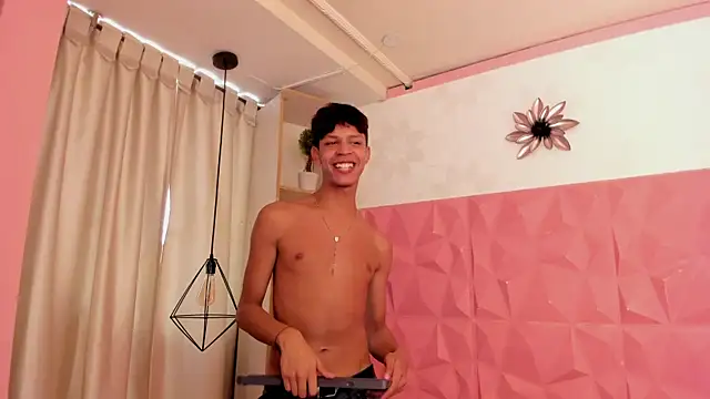 Snapshot of Ethan_qop chatting on July 28, 5:23 pm Ethan qop online show from July 28, 5:23 pm