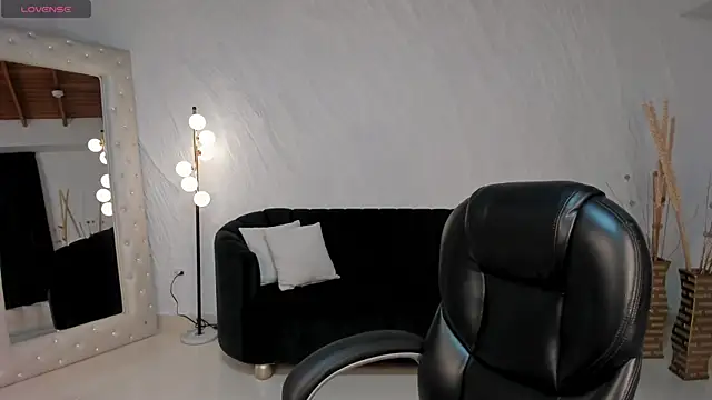 Snapshot of AntonellaDimeo chatting on May 8, 3:56 am AntonellaDimeo online show from May 8, 3:56 am