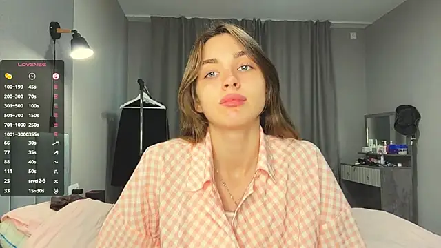 Snapshot of Veluxe chatting on July 18, 4:00 pm Veluxe online show from July 18, 4:00 pm