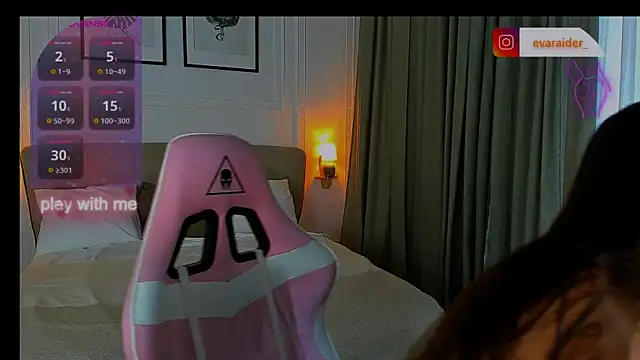 Snapshot of EvaRaider chatting on July 5, 3:23 am EvaRaider online show from July 5, 3:23 am