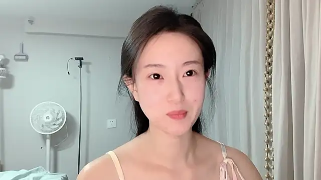 Snapshot of 1X-yiyi chatting on June 22, 2:14 pm 1X-yiyi online show from June 22, 2:14 pm