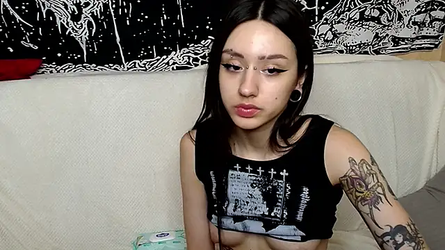 Snapshot of Finelia chatting on June 13, 10:46 am Finelia online show from June 13, 10:46 am