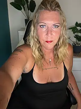 Snapshot of SuesseAurelie1 chatting on May 30, 4:15 pm SuesseAurelie1 online show from May 30, 4:15 pm