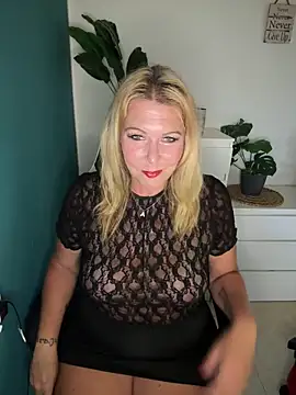 Snapshot of SuesseAurelie1 chatting on June 4, 4:24 pm SuesseAurelie1 online show from June 4, 4:24 pm