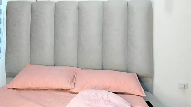 Snapshot of Valentina_lux1 chatting on May 22, 10:04 pm Valentina lux1 online show from May 22, 10:04 pm