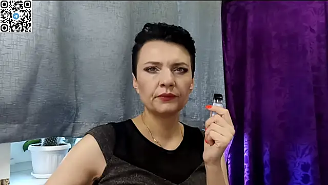 HotMamaQueen234 online show from May 12, 7:16 am
