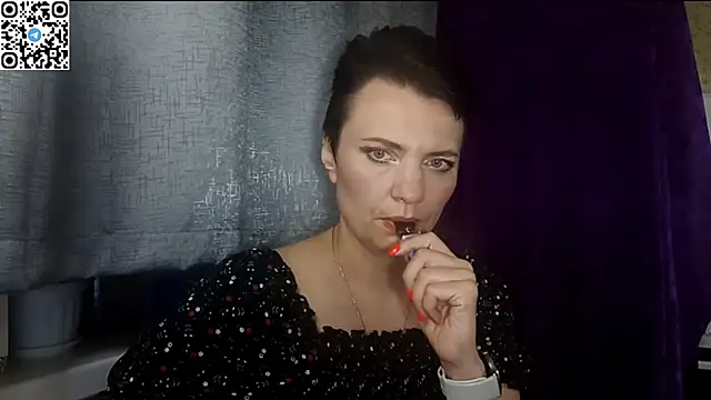 HotMamaQueen234 online show from May 16, 7:45 pm