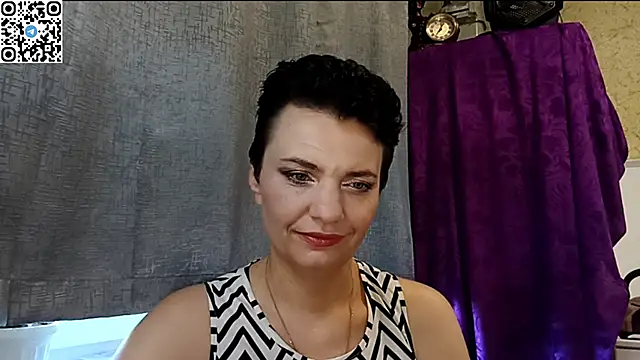 HotMamaQueen234 online show from May 22, 9:37 am