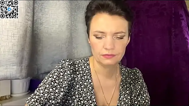 HotMamaQueen234 online show from May 24, 8:14 pm