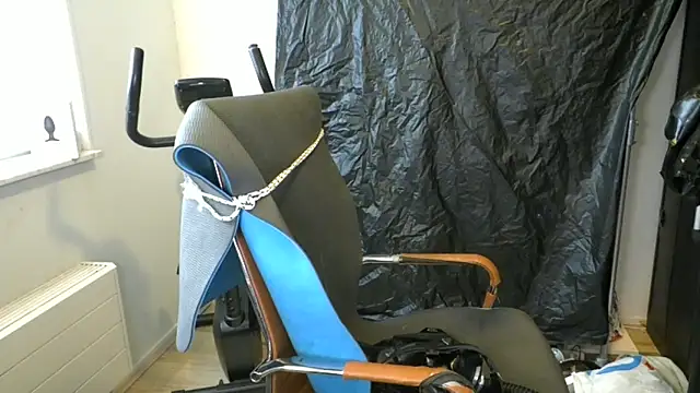 Snapshot of latexslaveboy chatting on June 15, 8:49 am latexslaveboy online show from June 15, 8:49 am