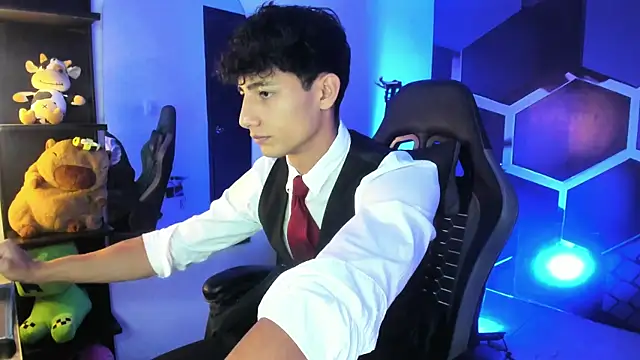 MaxiimoRomano  online show from July 10, 7:05 pm