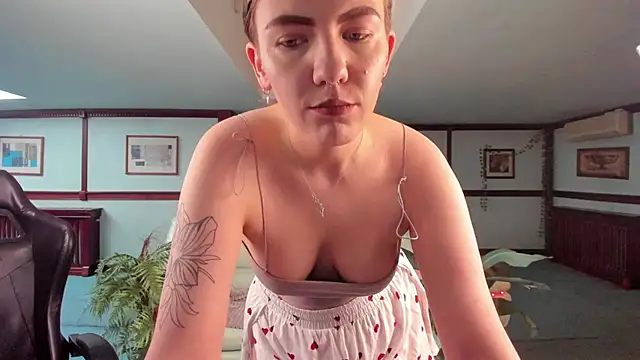 Snapshot of Kirarustle1 chatting on May 15, 1:45 am Kirarustle1 online show from May 15, 1:45 am