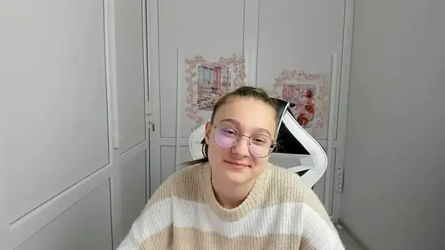 Snapshot of Mia_kristal chatting on June 1, 7:43 am Mia kristal online show from June 1, 7:43 am