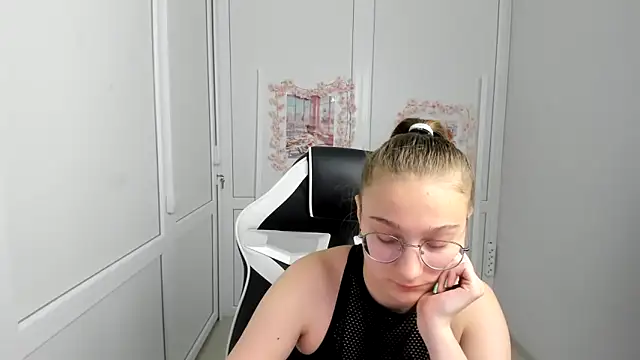 Snapshot of Mia_kristal chatting on June 7, 7:34 am Mia kristal online show from June 7, 7:34 am