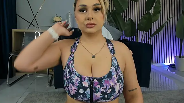 CurvyyVanessa online show from March 28, 4:45 am