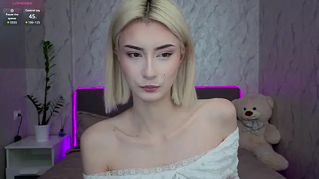 Snapshot of kittysocutie chatting on May 11, 12:05 am kittysocutie online show from May 11, 12:05 am