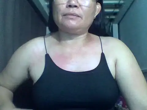 Snapshot of Singlemom_of2 chatting on April 24, 5:21 am Singlemom of2 online show from April 24, 5:21 am