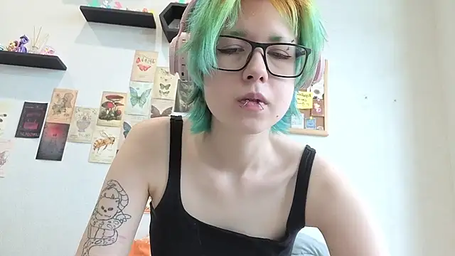 Snapshot of LittleKittenStar chatting on June 8, 11:32 am LittleKittenStar online show from June 8, 11:32 am