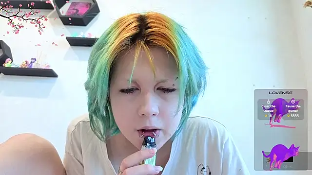 Snapshot of LittleKittenStar chatting on June 17, 5:32 am LittleKittenStar online show from June 17, 5:32 am