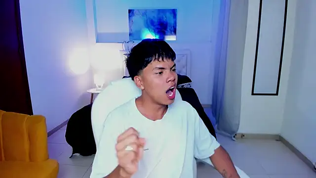 thiagosterling online show from May 5, 11:35 pm