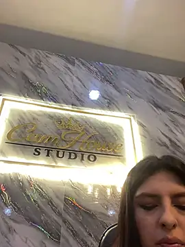 Snapshot of emiiross chatting on May 9, 3:01 am emiiross online show from May 9, 3:01 am