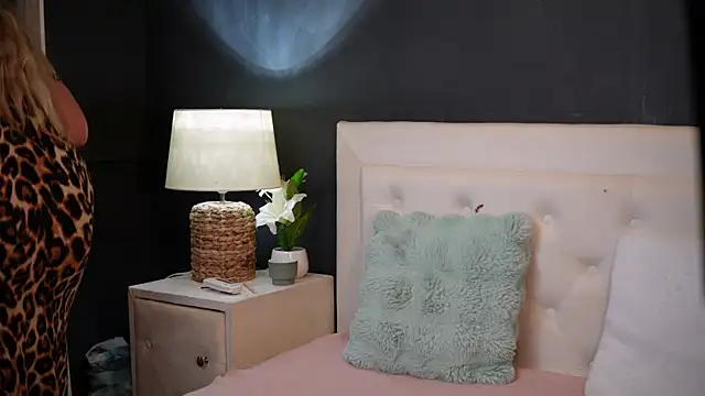 Snapshot of DaliaParis chatting on July 4, 8:37 pm DaliaParis online show from July 4, 8:37 pm