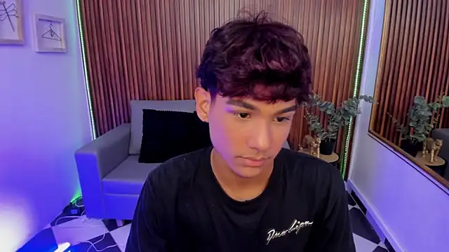 Snapshot of Oliver20__ chatting on March 20, 2:49 am Oliver20 online show from March 20, 2:49 am