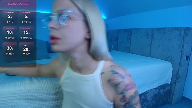 BluEyesKate online show from June 24, 5:39 am